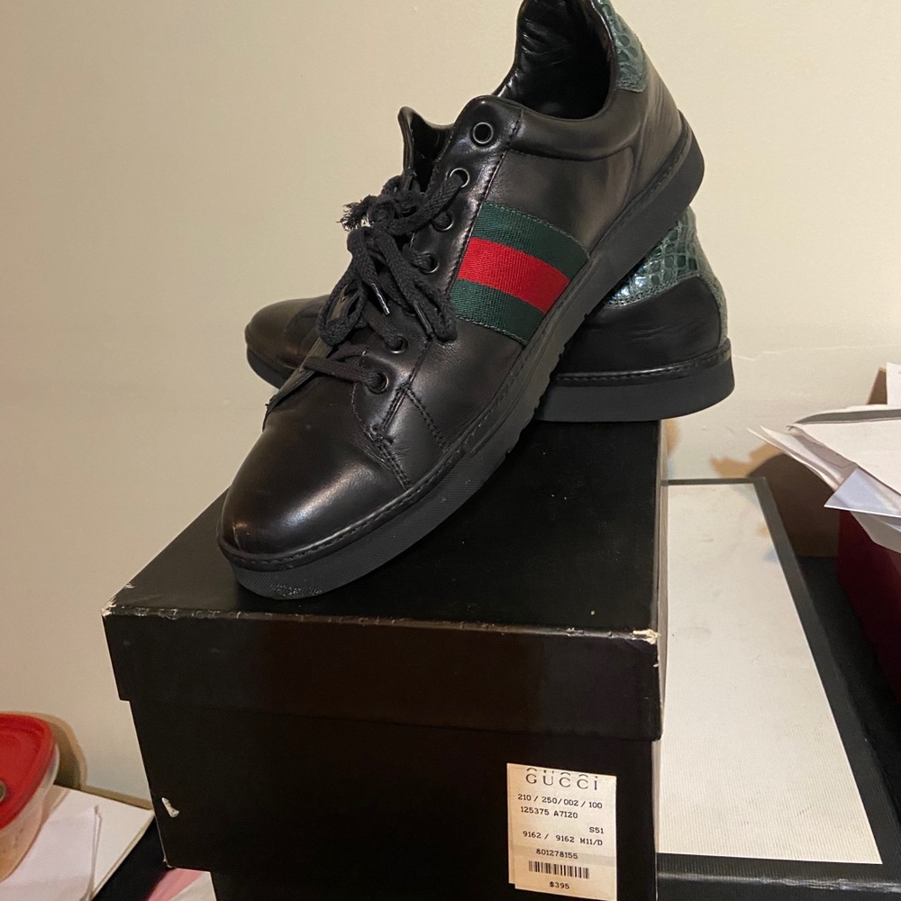 Low top classic Gucci sneakers